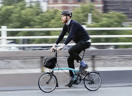Ilustrasi pengendara sepeda Brompton. Dok. Brompton. Sepeda Brompton Kini Susah Laku, Trendnya Sudah Selesai?