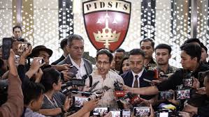 Nadiem Makarim melayani pertanyaan wartawan usai diperiksa penyidik Kejagung, Senin, 23 Juni 2025. Dok. Detiknews. Periksa Nadiem Makarim, Kejagung Dalami Peran Para Staf Khusus