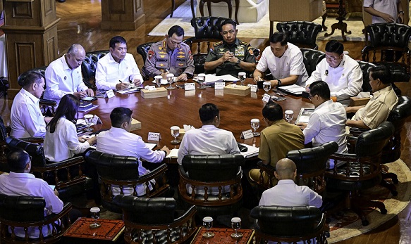Presiden Prabowo Subianto menggelar rapat terbatas bersama jajaran Menteri Koordinator Bidang Politik dan Keamanan (Polkam) membahas dinamika kondisi global dan dampaknya terhadap kepentingan nasional Indonesia. Ratas digelar di kediaman pribadi Presiden di Hambalang, Bogor, pada Senin, 23 Juni 2025. Presiden Gelar Rapat Bahas Perkembangan Global dan Dampaknya ke RI