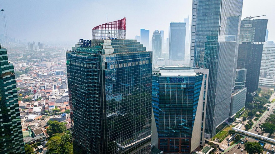 PT Bank Rakyat Indonesia (Persero) Tbk atau BRI terus memperkuat komitmennya dalam mendukung program prioritas pemerintah, khususnya dalam penyediaan hunian yang layak dan terjangkau bagi masyarakat berpenghasilan rendah (MBR). Salah satu kontribusi nyata BRI adalah melalui penyaluran Kredit Pemilikan Rumah (KPR) subsidi lewat skema Fasilitas Likuiditas Pembiayaan Perumahan (FLPP), yang menjadi bagian integral dari Program 3 Juta Rumah. BRI Konsisten Dorong Akses Hunian Terjangkau Lewat FLPP
