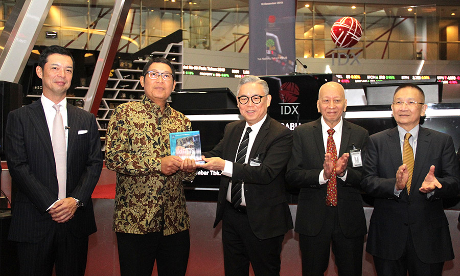 Pengurus Putra Mandiri usai mengikuti seremoni pencatatan perdana saham di main hall Bursa Efek Indonesia. FOTO - ISTIMEWA Cek! Berkut Jadwal Dividen PMJS Rp44,01 Miliar