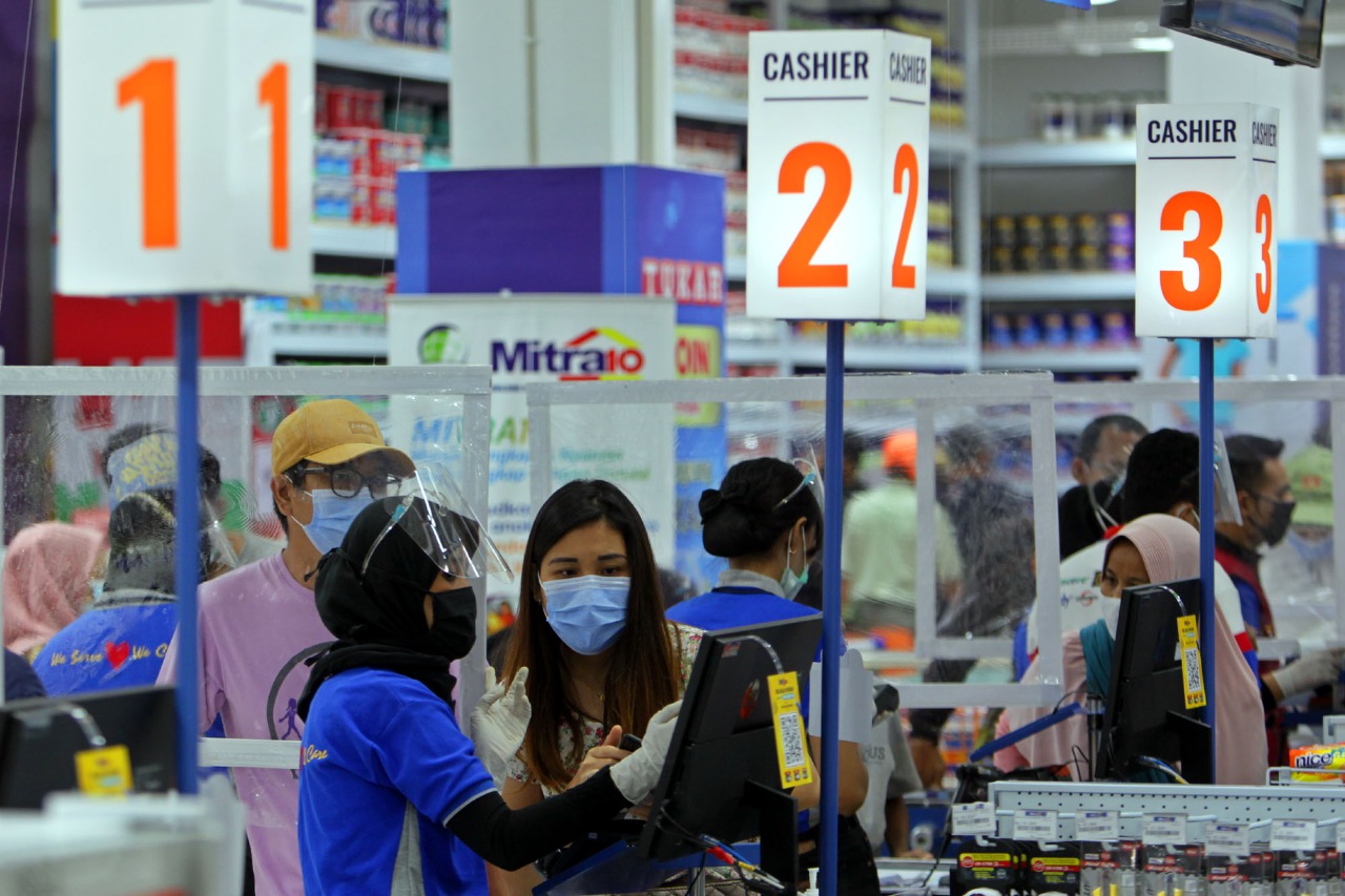 Pengunjung tampak memenuhi gerai Mitra10 besutan Catur Sentosa. FOTO - ISTIMEWA Catur Sentosa (CSAP) Bagi Dividen Rp6,50 per Helai, Telisik Jadwalnya
