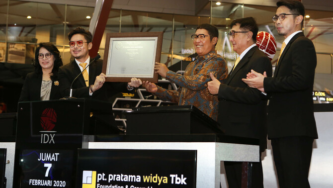Pengurus Pratama Widya kala menerima sertifikat initial public offering dari Bursa Efek Indonesia. FOTO - ISTIMEWA Cum Date 2 Juli, PTPW Salurkan Dividen Rp5 Miliar