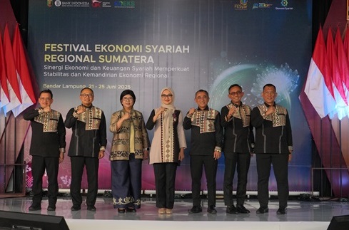 Deputi Gubernur Senior Bank Indonesia (BI), Destry Damayanti, saat menghadiri penutupan Festival Ekonomi Syariah (FESyar) Sumatera 2025 di Bandar Lampung, Rabu (25/6). Aset Keuangan Syariah 2024 Capai Rp9.927 Triliun, Setara 45 Persen PDB