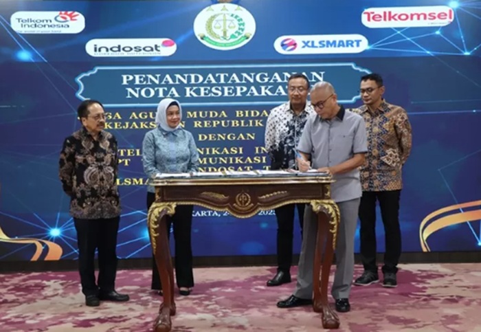 Jaksa Agung Muda Intelijen Reda Manthovani meneken nota kesepakatan dengan empat penyedia layanan telekomunikasi terkemuka, di Aula Lanta 11 Gedung Utama Kejaksaan Agung, Jakarta, Selasa, 24 Juni 2025. Empat perusahaan itu, PT Telekomunikasi Indonesia Tbk, PT Telekomunikasi Selular, PT Indosat Tbk, dan PT Xlsmart Telecom Sejahtera Tbk. Kejagung Pastikan, Penyadapan Murni Untuk Penegakan Hukum