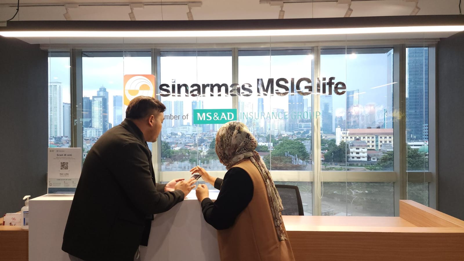 Tampak seorang nasabah MSIF Life mendapat penjelasan mengenai manfaat asuransi. FOTO - ISTIMEWA Catat! Grup Sinarmas (LIFE) Jadwal Dividen Rp160 per Lembar