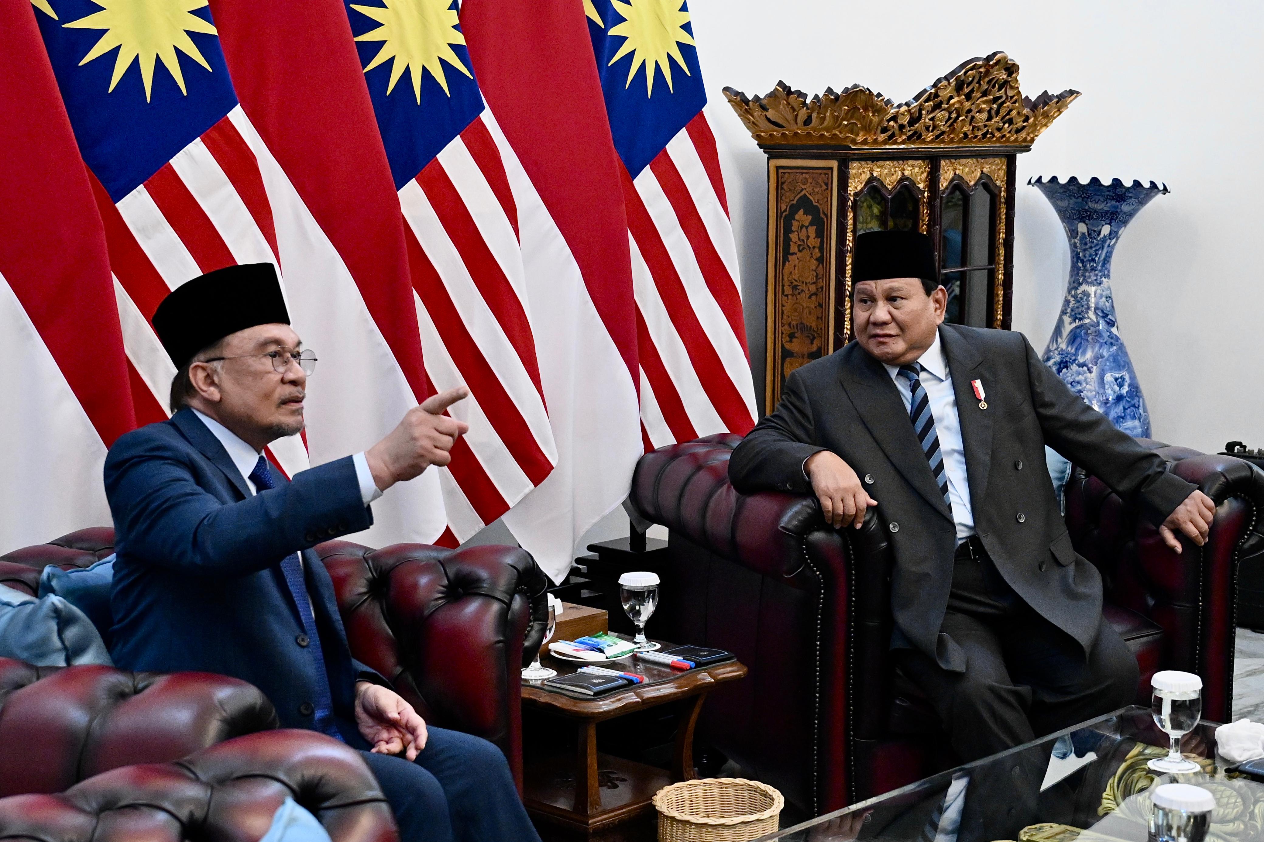 Presiden Prabowo Subianto, dan PM Malaysia Anwar Ibrahim (kiri). Dok. Presiden RI. Indonesia-Malaysia Sepakat Kelola Bersama Migas di Blok Ambalat