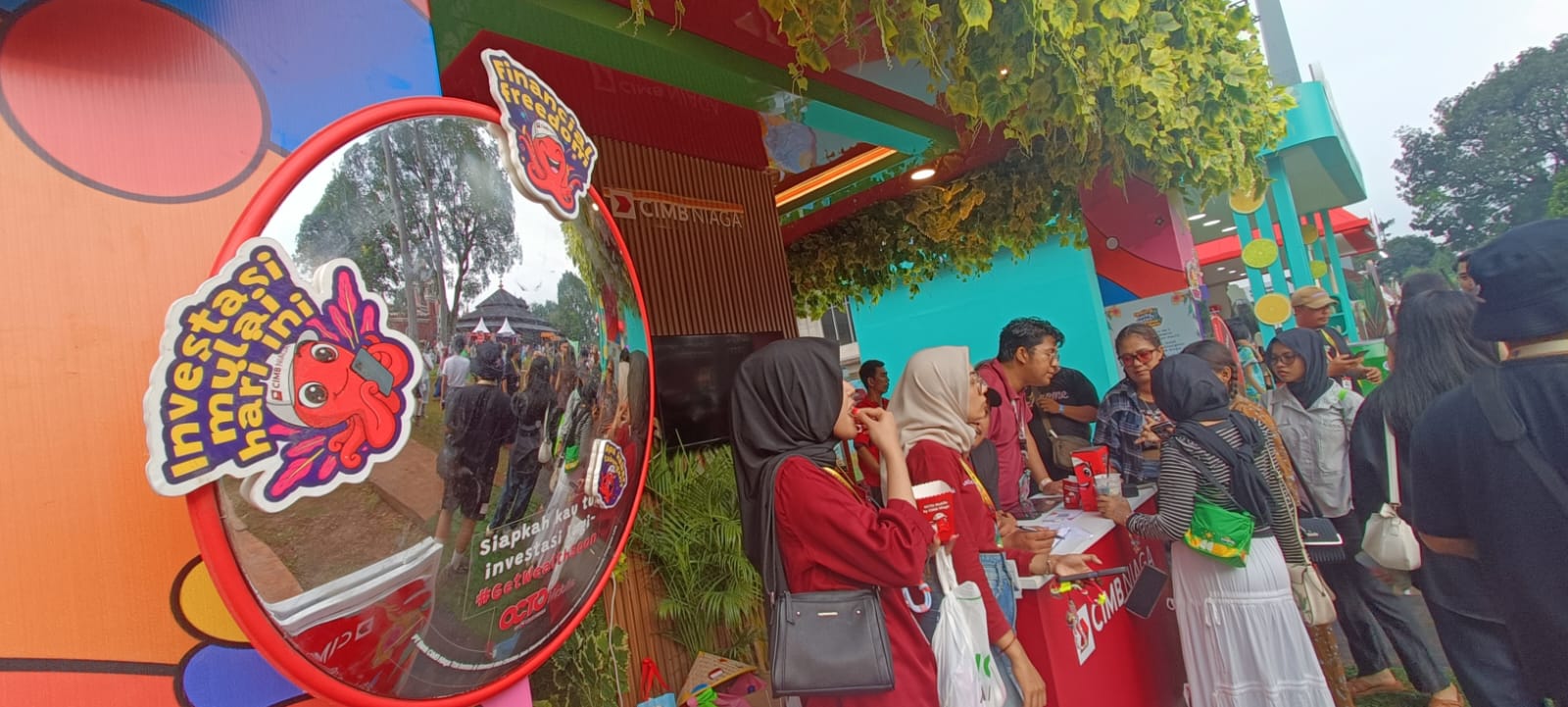 PT Bank CIMB Niaga Tbk (CIMB Niaga) kembali menghadirkan pengalaman inspiratif bagi generasi muda melalui partisipasi aktif dalam festival musik Sunset di Kebun di Taman Mini Indonesia Indah (TMII), Jakarta, Sabtu-Minggu (28-29/6/2025). CIMB Niaga (BNGA) Hadirkan Pengalaman Inspiratif Konser Sunset