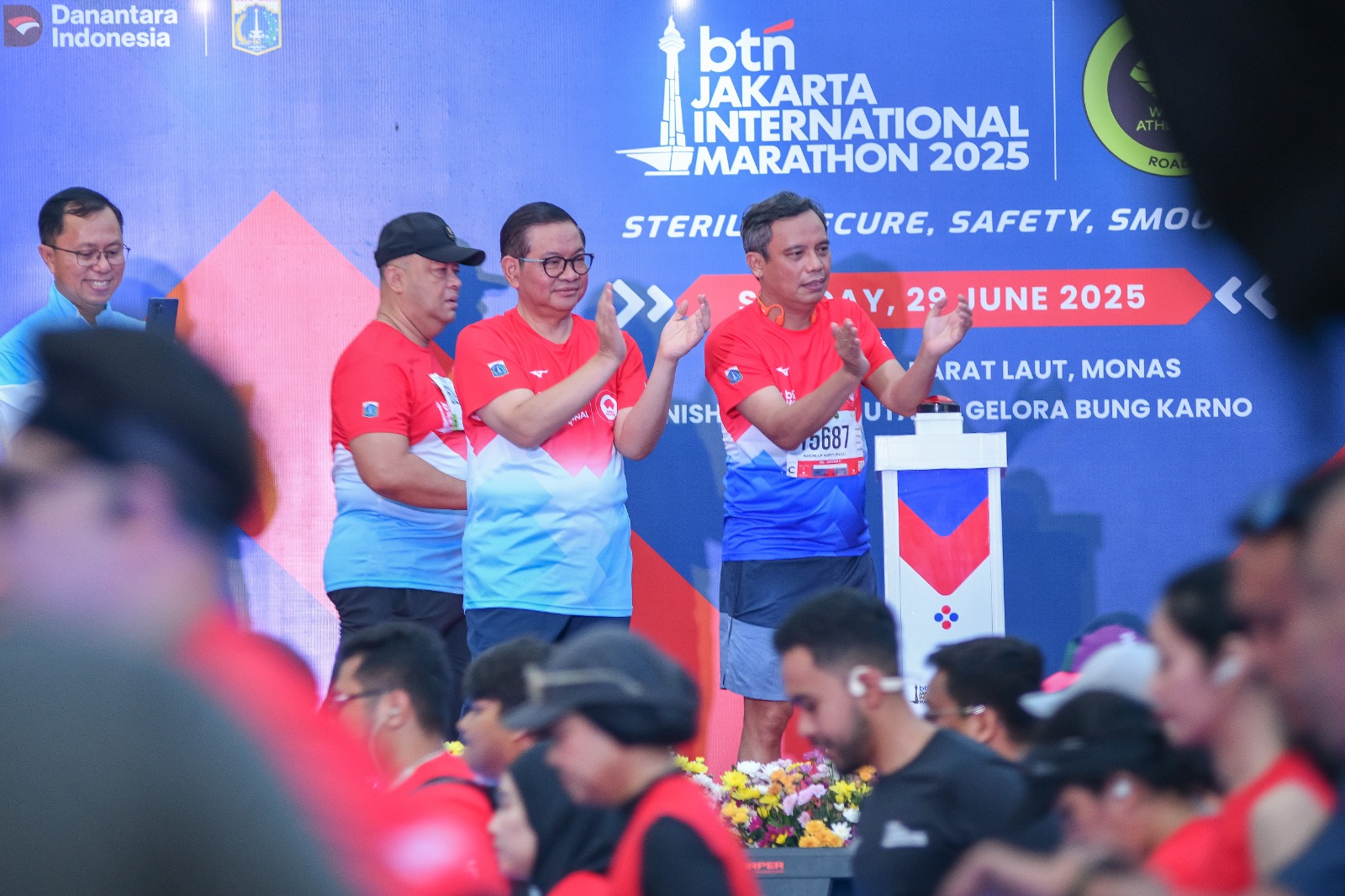 Dalam rangka memeriahkan Hari Ulang Tahun ke-498 DKI Jakarta, Gubernur DKI Jakarta Pramono Anung bersama Direktur Utama PT Bank Tabungan Negara (Persero) Tbk, Nixon LP Napitupulu, secara resmi melepas ribuan pelari dalam gelaran BTN Jakarta International Marathon (JAKIM) 2025 di kawasan Silang Monas, Minggu pagi (29/6). (Foto: Endang Muchtar) BTN JAKIM 2025 Sukses Digelar