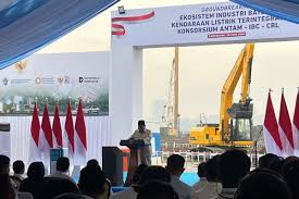 Presiden Prabowo Subianto meletakkan batu pertama pembangunan proyek Ekosistem Industri Baterai Kendaraan Listrik Terintegrasi Konsorsium ANTAM-IBC-CBL di Kawasan Artha Industrial Hills (AIH), di Karawang, Jawa Barat, Minggu (29/6/2025). Dok. Istana Kepresiden. Rilis Industri Energi Baru, Presiden Resmikan Megaproyek di Karawang
