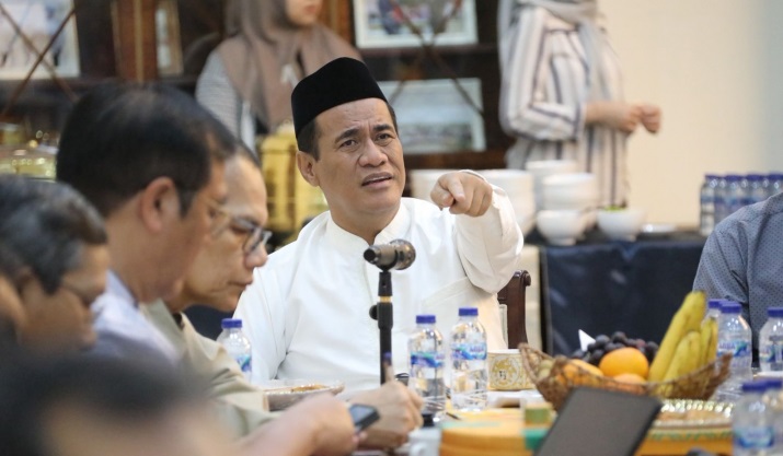 Sabtu dan Minggu pekan ini Menteri Pertanian Andi Amran Sulaiman tak libur, menggelar rapat maraton dua hari berturut-turut guna menyusun strategi percepatan swasembada gula Geber Swasembada Gula dan Hilirisasi Perkebunan, Mentan Rapat Maraton
