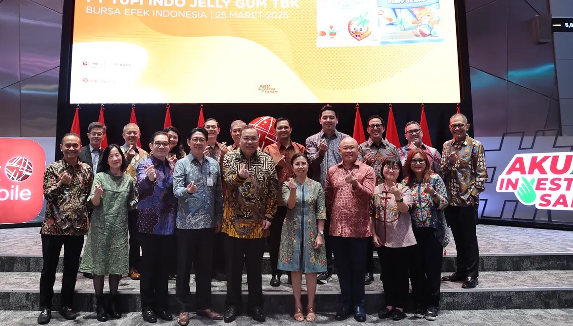 Pengurus Yupi Indo Jelly Gum usai mengikuti seremoni pencatatan perdana saham di Main Hall Bursa Efek Indonesia. FOTO - ISTIMEWA Baru IPO, YUPI Tabur Dividen Rp187,25 per Lembar