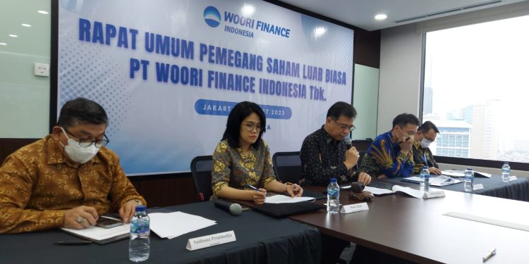 Manajemen BPFI dalam suatu agenda korporasi. Foto - Istimewa Woori Finance (BPFI) Bagikan Dividen Rp9,89 per Saham, Ini Jadwalnya!