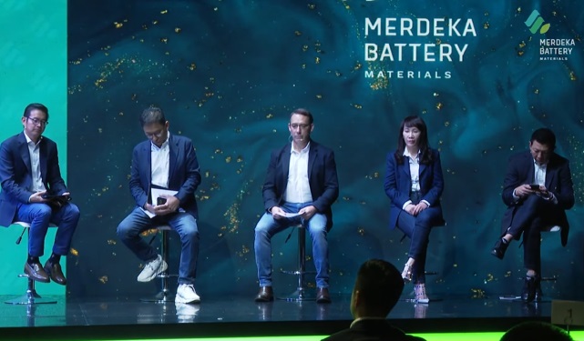 Pengurus Merdeka Battery berbincang santai usaha jumpa pers beberapa waktu lalu. FOTO - ISTIMEWA Drop 194 Persen, MBMA Kuartal I-2025 Boncos USD3,45 Juta