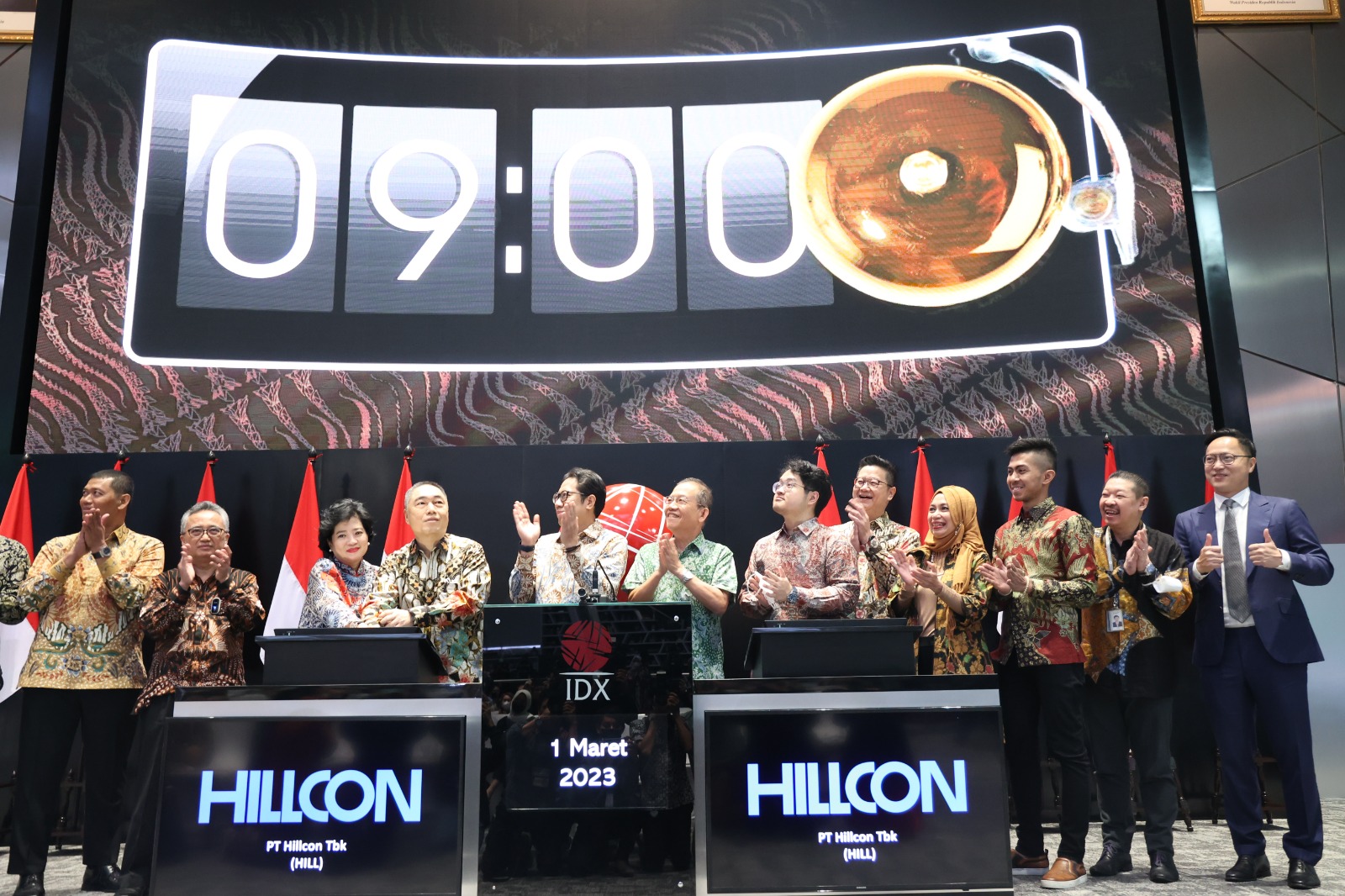 Pengurus Hillcon bersorak di sela-sela pencatatan perdana saham perseroan di Main Hall Bursa Efek Indonesia. FOTO - ISTIMEWA Lagi! Pengendali HILL Divestasi 51,1 Juta Lembar Harga Premium