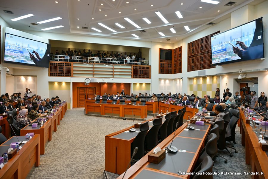 Suasana rapat kerja antara pemerintah (Kementerian Keuangan) dengan Badan Anggaran (Banggar) DPR-RI. (Foto: Kemenkeu) Menkeu-Banggar Sepakat Proyeksi Defisit Anggaran 2025 2,78 Persen PDB