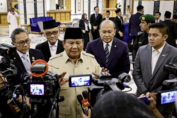 Presiden Prabowo Subianto memberikan keterangan kepada awak media usai melaksanakan pertemuan bilateral dengan Putra Mahkota sekaligus Perdana Menteri Arab Saudi, Pangeran Mohammed bin Salman bin Abdulaziz Al Saud (MBS) di Jeddah, pada Kamis, 3 Juli 2025. (Foto: BPMI Setpres) Prabowo dan Pangeran MBS Bentuk Dewan Koordinasi Tertinggi RI-Saudi