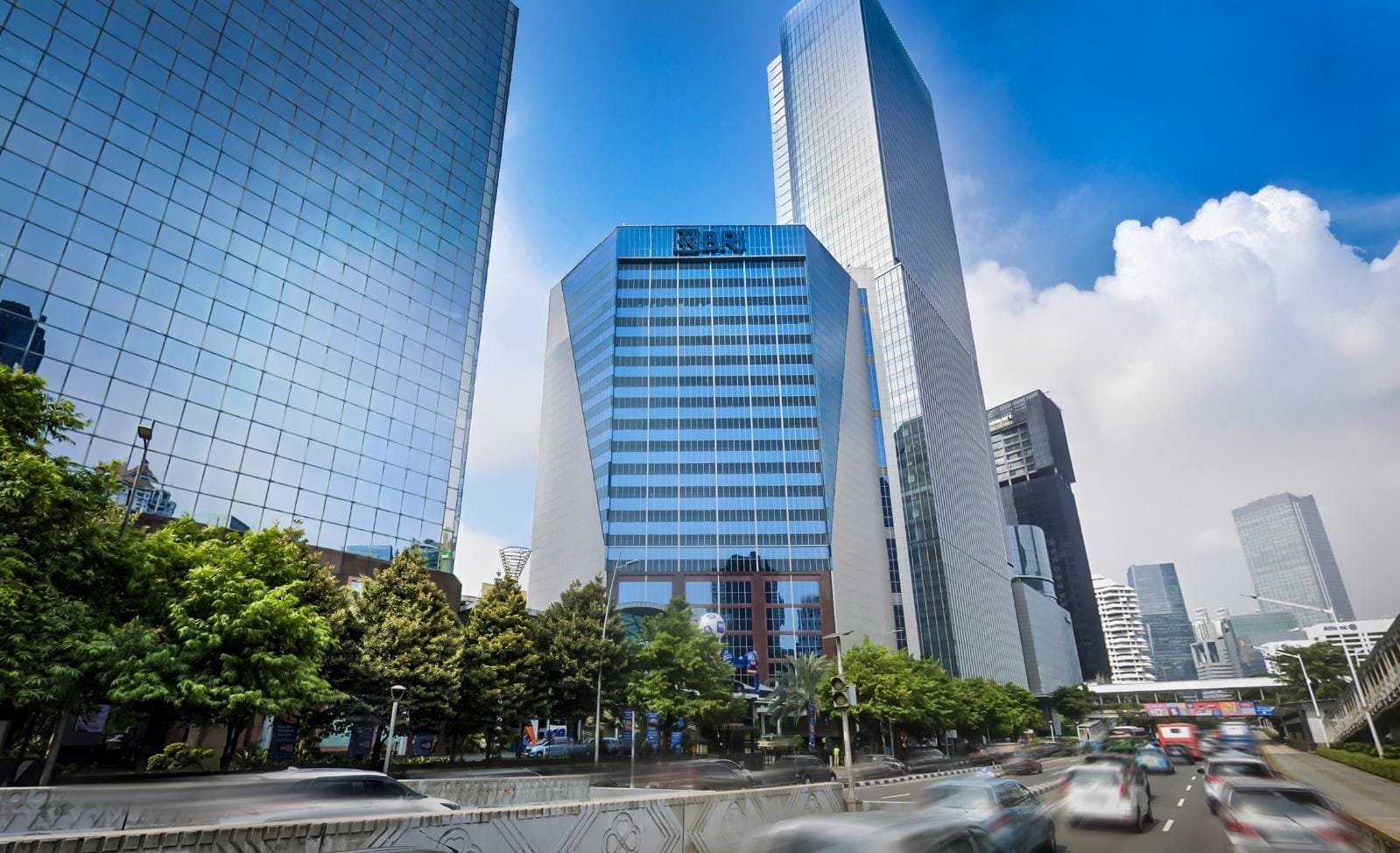 PT Bank Rakyat Indonesia (Persero) Tbk atau BRI terus memperkuat komitmennya dalam keuangan berkelanjutan, dengan mengintegrasikan keberlanjutan ke dalam strategi bisnis untuk menciptakan nilai ekonomi jangka panjang sekaligus mendukung pencapaian Tujuan Pembangunan Berkelanjutan atau Sustainable Development Goals (SDGs) yang ditetapkan Perserikatan Bangsa-Bangsa. BRI Perkuat Jadi Bank Kelas Dunia yang Dukung SDGs!