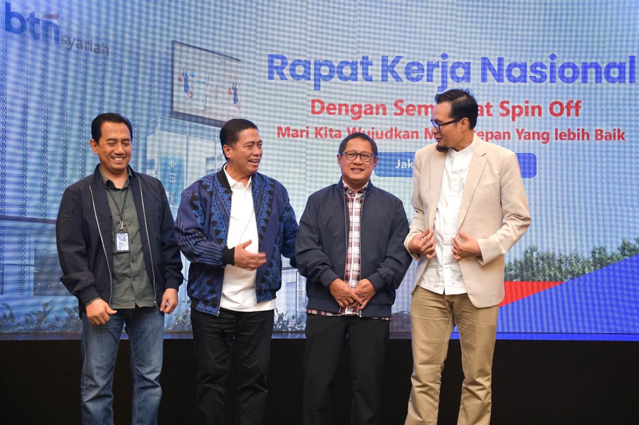 Project Director Tim Strategi Pengembangan Syariah (TSPS) PT Bank Tabungan Negara Tbk (BTN) Alex Sofjan Noor bersama Direktur Consumer BTN Hirwandi Gafar, Kepala Divisi BTN Syariah Abdul Firman, dan Dewan Pengawas BTN Syariah Mohamad Teguh berbincang di sela-sela acara Rapat Kerja Nasional (Rakernas) Unit Usaha Syariah BTN 2025 di Jakarta, Jumat (4/7).(Foto: Endang Muchtar). BTN Syariah Konsolidasi Jelang Spin Off