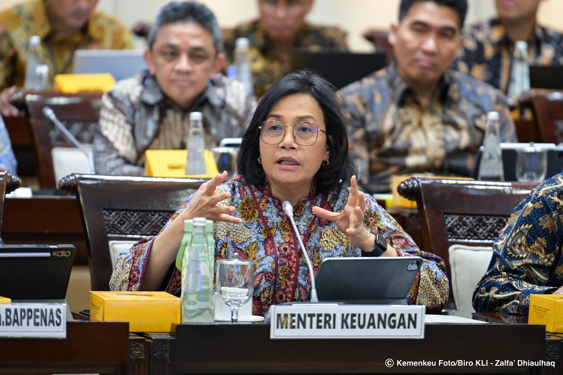 Menteri Keuangan (Menkeu) Sri Mulyani Indrawati dalam Rapat Kerja Komisi XI DPR di Jakarta pada Kamis (04/07). Ekonomi Global Drop, Pemerintah Lakukan Mitigasi Jaga Pertumbuhan