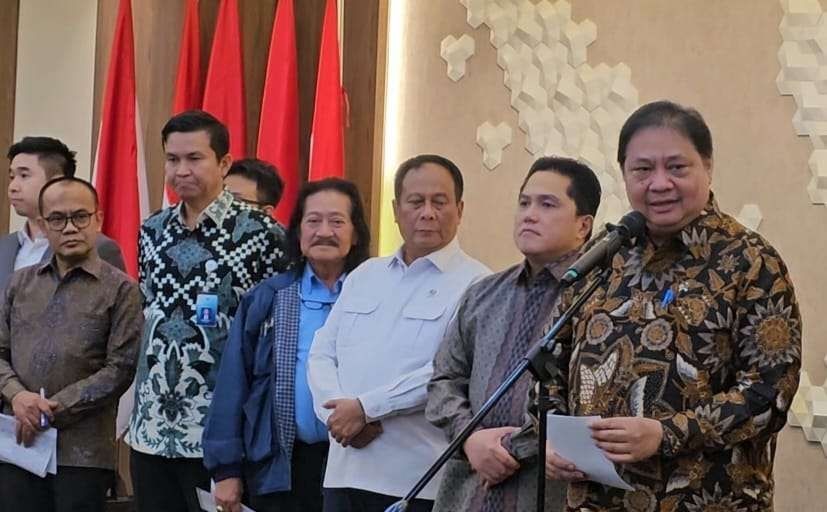 Menko Perekonomian Airlangga Hartarto bersama Menteri BUMN Erick Thohir, dan bersama sejumlah pihak terkait saat memberikan keterangan pers tentang penyaluran KUR berlangsung di kantor Kemenko Perekonomian, Jakarta, Kamis (3/7/2025) (Foto: RRI/Magdalena Krisnawati) Pemerintah Siapkan KUR Rp13 Triliun untuk Renovasi Rumah