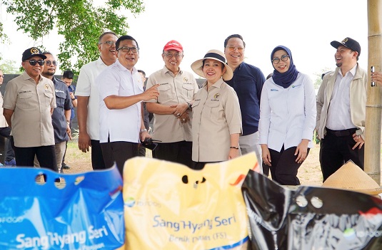 Kepala Badan Pangan Nasional/National Food Agency (NFA) Arief Prasetyo Adi bersama Ketua Komisi IV DPR RI Siti Hediati (Titik Soeharto) dan anggota Komisi IV DPR RI berkunjung ke Tugu Soeharto di tengah hamparan persawahan Sang Hyang Seri (SHS) di Subang, Jawa Barat pada Kamis (3/7/2025) Sukses Bawa Swasembada Beras, Warisan Soeharto ini Mau Dihidupkan Lagi