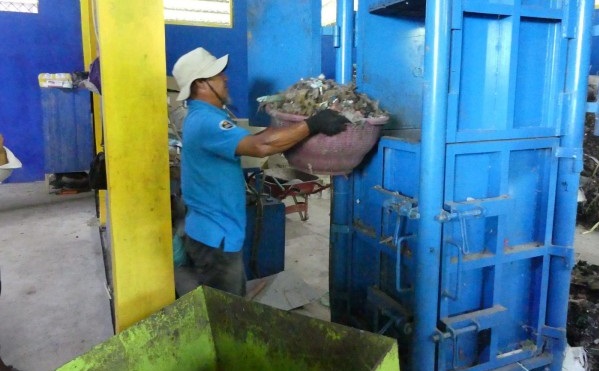 Kementerian PU melalui Balai Besar Wilayah Sungai (BBWS) Cimanuk Cisanggarung.menaruh perhatian serius pada penanganan sampah pada saluran irigasi. PU Atasi Sampah yang Hambat Distribusi Air ke Lahan Pertanian