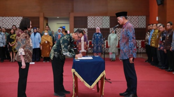 Di tengah sorotan banyaknya ASN di kementeriannya yang tersangkut kasus rasuah, Menteri Pekerjaan Umum (PU), Dody Hanggodo, Jumat (4/7/2025) melantik enam pejabat tinggi eselon I kementerian Lantik 6 Pejabat, Menteri PU: Jaga Kredibilitas dan Integritas