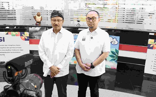 Menteri Sosial Saifullah Yusuf (Gus Ipul) didampingi Ketua PPATK Ivan Yustiavanda memberikan keterangan di Kantor PPATK, Jumat (4/7/2025). Pastikan Bansos Tepat Sasaran, Kemensos Gandeng PPATK