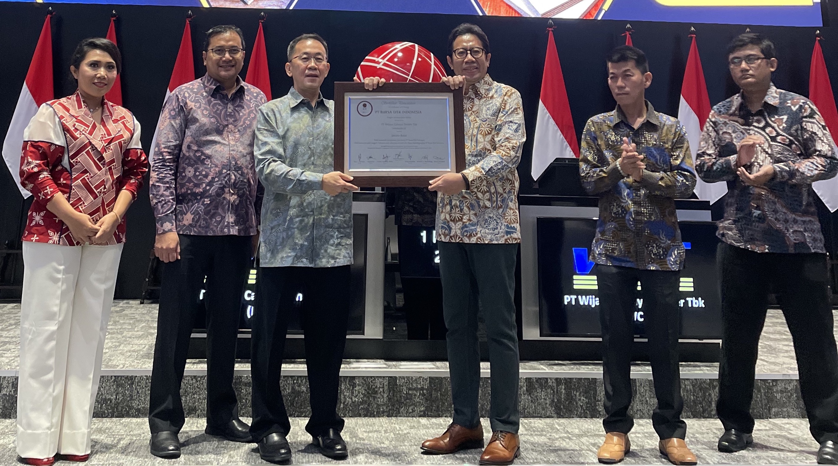 Pengurus Wijaya Cahaya Timber kala menerima plakat initial public offering dari Bursa Efek Indonesia. FOTO - ISTIMEWA Private Placement Tuntas, FWCT Galang Dana Segini