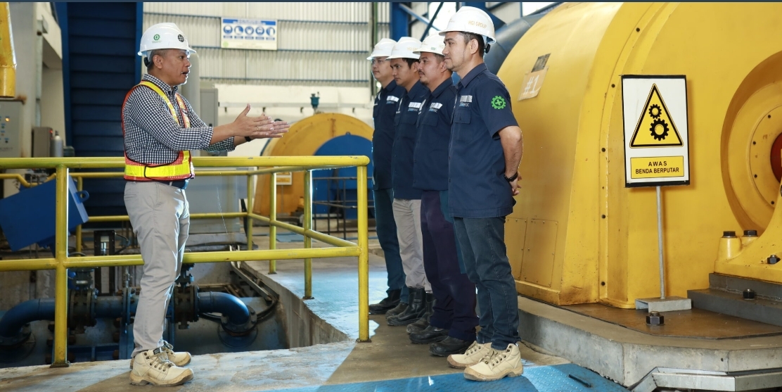 Potret karyawan atau pengelola dari Pembangkit Listtik Tenaga Minihidro besutan HGII. FOTO: Dok Hero Global (HGII) Eksekusi Saham Pengelola PLTM Rp45,4M