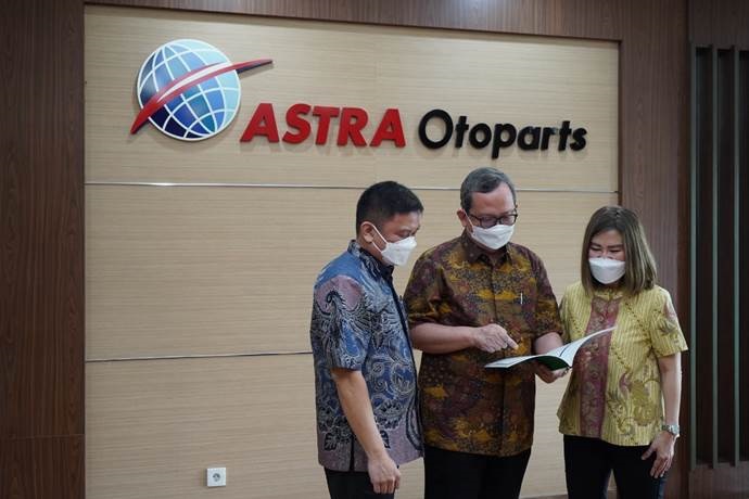 Pengurus Astra Otoparts pada suatu kesempatan. FOTO - ISTIMEWA Astra Otoparts (AUTO) Beberkan Alasan Kursi Komisaris Kosong