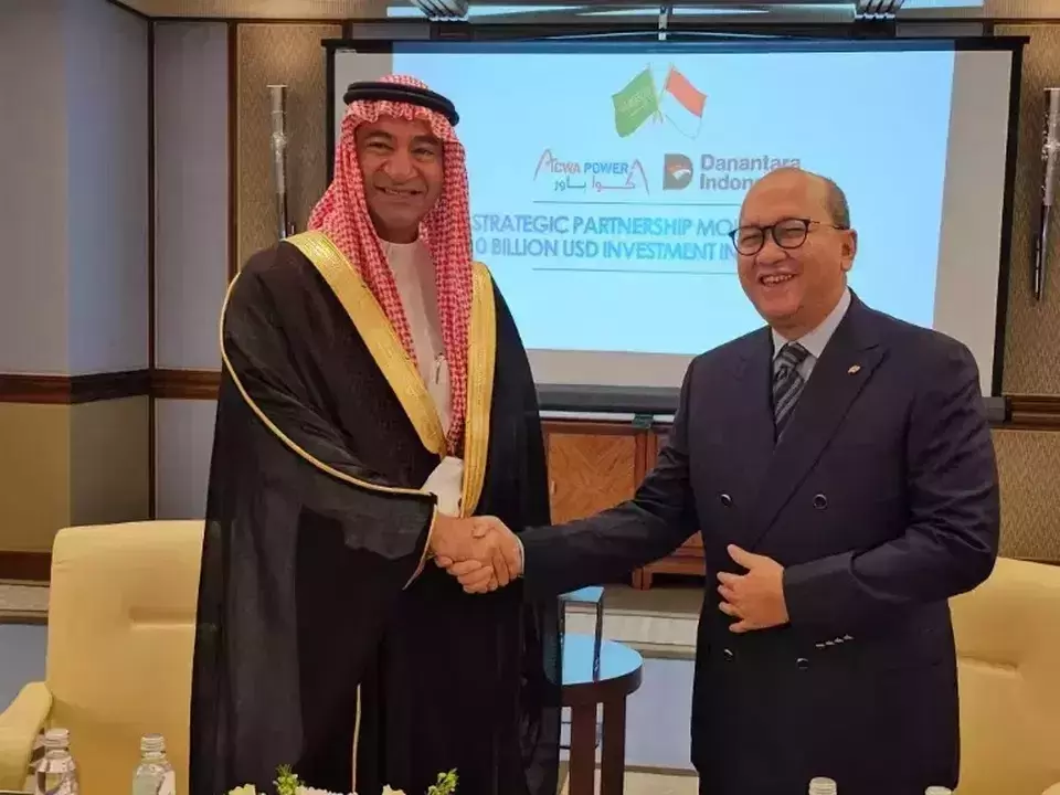 Chief Executive Officer (CEO) Badan Pengelola Investasi Daya Anagata Nusantara (BPI Danantara), Rosan Roeslani (kanan) menandatangani kerja sama sebesar Rp162 triliun dengan Arab Saudi melalui ACWA Power yang mengincar pengembangan proyek-proyek besar di bidang energi bersih. Dok. BPI Danantara. Investasi Rp162 Triliun, ACWA Arab Saudi Incar Proyek Energi Bersih
