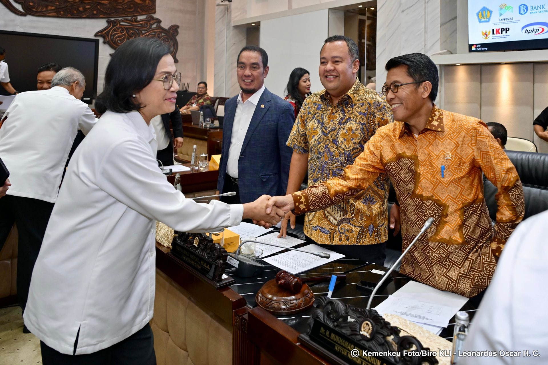 Rapat Kerja Komisi XI dengan Menkeu Senin (7/7) menyepakati Asumsi Dasar Ekonomi Makro dan Target Pembangunan sebagai fondasi penyusunan RAPBN 2026. (Foto: Kemenkeu) Komisi XI DPR - Menkeu Sepakati Asumsi Dasar untuk RAPBN 2026