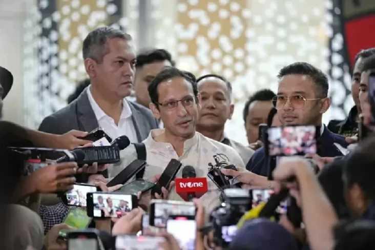 Nadiem Makarim (tengah). Dok. SINDOnews. Kejagung Jadwalkan Pemeriksaan Nadiem Makarim, Selasa 15 Juli