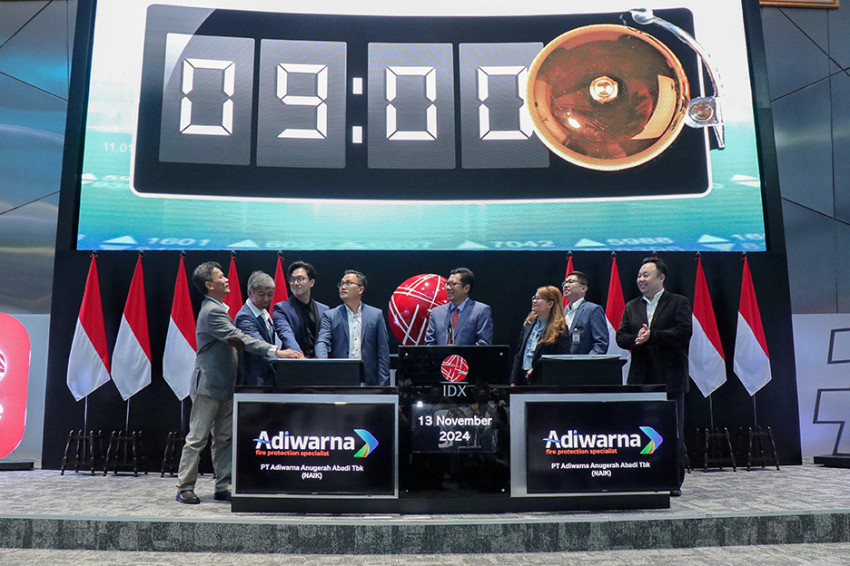 Pengurus Adiwarna kala mengikuti seremoni pencatatan perdana saham di Main Hall Bursa Efek Indonesia. FOTO - ISTIMEWA Adiwarna (NAIK) Semai Dana IPO di BBNI, Segini Bunganya