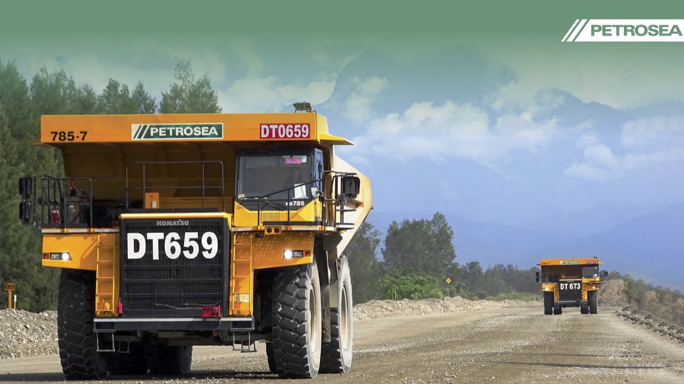 Sejumlah kendaraan alat berat beraksi di area pertambangan Petrosea. FOTO - ISTIMEWA Emiten Prajogo (PTRO) Amankan Kontrak Jumbo, Telisik Detailnya
