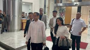 Nadiem Makarim (depan) bersama tim kuasa hukumnya. Dok. TVRI News. Jalani Pemeriksaan 9 Jam, Nadiem Diizinkan Kembali Temui Keluarga