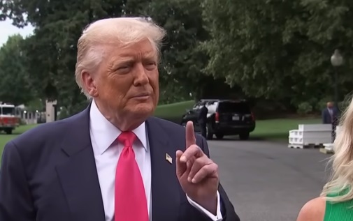 Trump akhirnya menurunkan tarif bea masuk untuk Indonesia dari sebelumnya 32% menjadi 19%. Tapi sebagai kompensasinya Indonesia harus membuka lebar pasarnya dari semua produk AS Trump Pangkas Tarif Indonesia ke 19 Persen, Tapi Barang AS Bebas Masuk