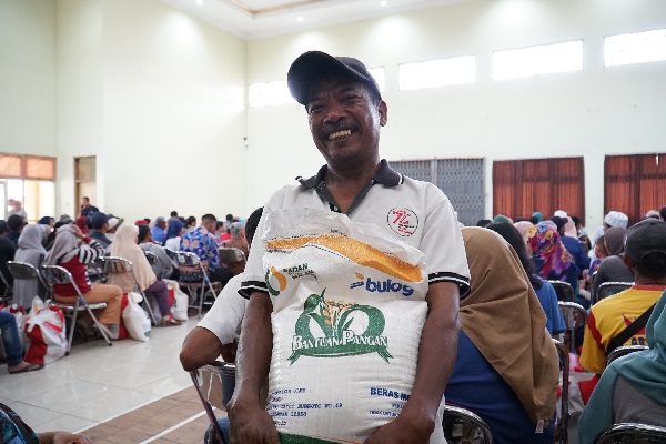 Berdasarkan penugasan Badan Pangan Nasional/National Food Agency (NFA), Perum Bulog bersama pemerintah daerah mulai menyalurkan paket beras 20 kilogram (kg) ke masing-masing Penerima Bantuan Pangan (PBP). Bantuan Pangan Beras Mulai Disalurkan ke 18,27 Juta Keluarga