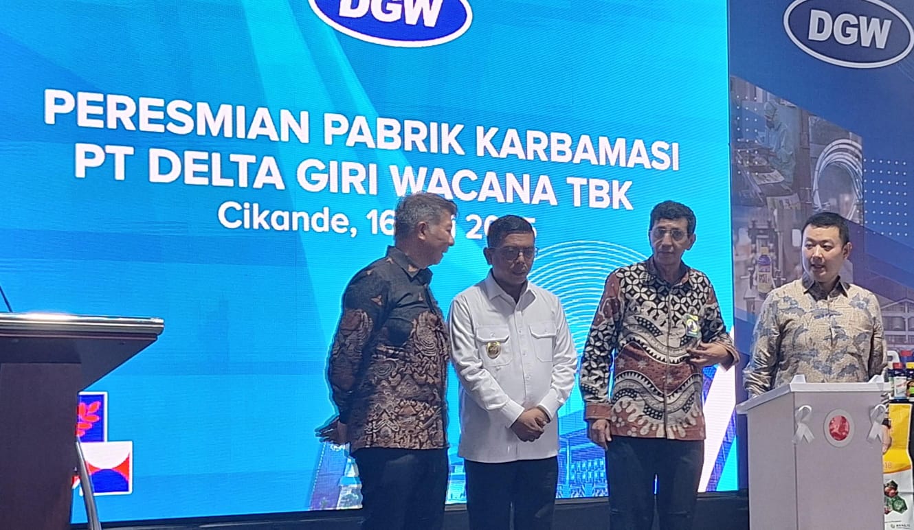 Dirut DGWG Yody Suganda (kiri) berbincang dengan Gubernur Banten Andra Soni usai Peresmian Pabrik Karbamasi di kawasan Industri Modern Cikande, Serang, Banten, Rabu (16/7). Delta Giri (DGWG) Resmikan Pabrik Karbamasi USD20 Juta di Banten