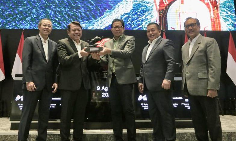 Pengurus Humpuss Maritime menerima plakat IPO dari Bursa Efek Indonesia. FOTO - ISTIMEWA Emiten Tommy Soeharto (HUMI) Simpan Dana IPO di Bank BJB, Bunga 1,25%