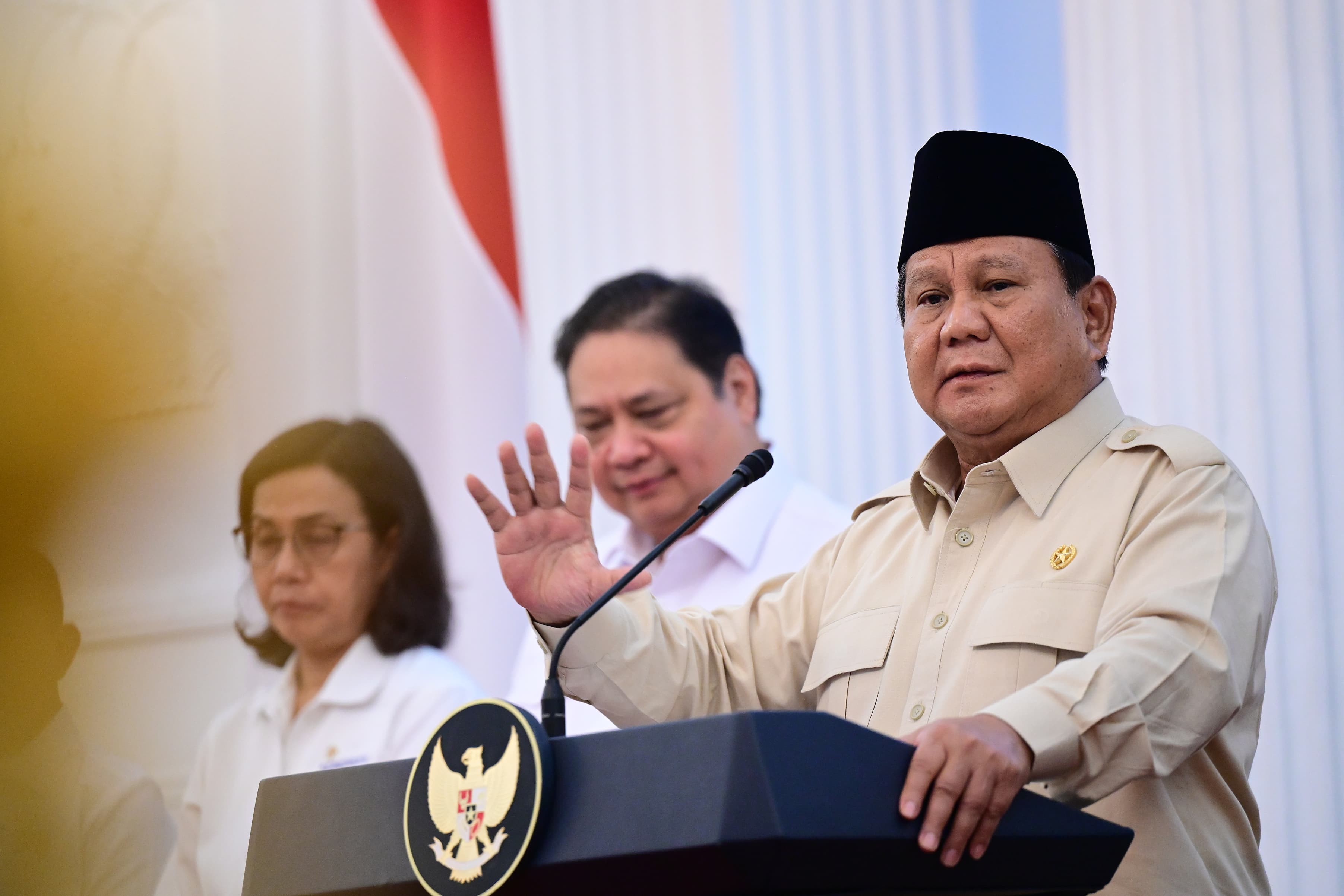 Presiden Prabowo Subianto bersama Menko Perekonomian Airlangga Hartarto (tengah) dan Menteri Keuangan Sri Mulyani Indrawati. Dok. Kemenko Perekonomian. Belum Puas, Prabowo Bakal Lobi Trump Minta Tarif Impor 0 Persen