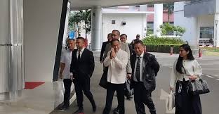 Nadiem Makarim (tengah) bersama tim kuasa hukumnya. Dok. Rakyat Merdeka. Rilis Proyek Laptop, Nadiem Bentuk Group WA Sebelum jadi Menteri