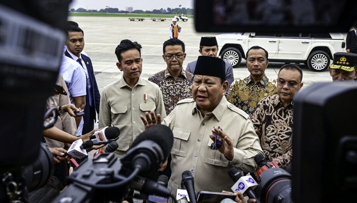 Presiden Prabowo Subianto menjelaskan hasil komunikasinya dengan Presiden Amerika Serikat, Donald Trump terkait dengan penurunan tarif ekspor Indonesia ke AS kepada awak media setiba di Pangkalan TNI AU Halim Perdanakusuma, Jakarta, Rabu (16/7) . Perlindungan Pekerja RI Jadi Pertimbangan Prabowo Deal dengan Trump