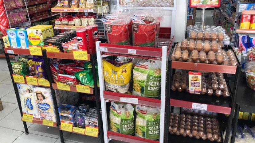 Ilustrasi beras kemasan di antara barang dagangan dalam rak display minimarket. Dok. Tribunnews. Praktik Curang Produsen Beras Kemasan, Ini Langkah Bos Ritel