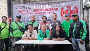Ratusan mitra driver ojol dari Unit Reaksi Cepat (URC) yang menaungi sekitar 10.000 anggota ojol berdemonstrasi di Kawasan Patung Kuda, Monas, Kamis (17/7/2025) siang. Dalam unjuk rasa bertajuk Unjuk Rasa Ratusan Ojol di Monas, URC Sampaikan 3 Tuntutan