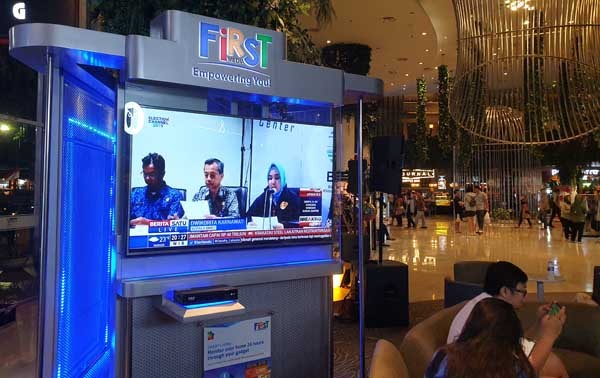 Booth First Media menghiasi salah satu pusat belanja. FOTO - ISTIMEWA Harga Gocap! Sanggraha Buang 69,68 Juta Saham Lippo Group (KBLV)