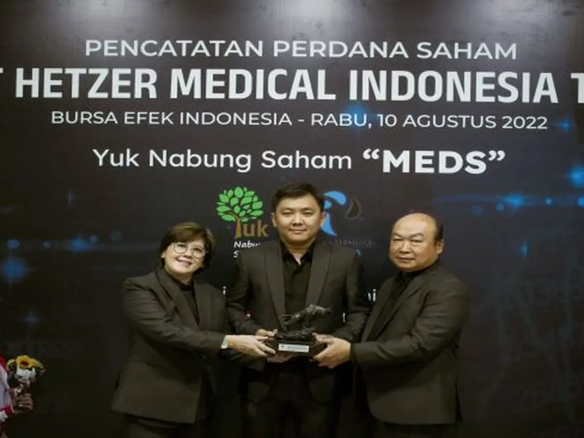 Pengurus Hetzer Medical menunjukkan tanda mata dari Bursa Efek Indonesia. FOTO - ISTIMEWA Memburuk! Medio 2025 MEDS Defisit Rp9,04 Miliar