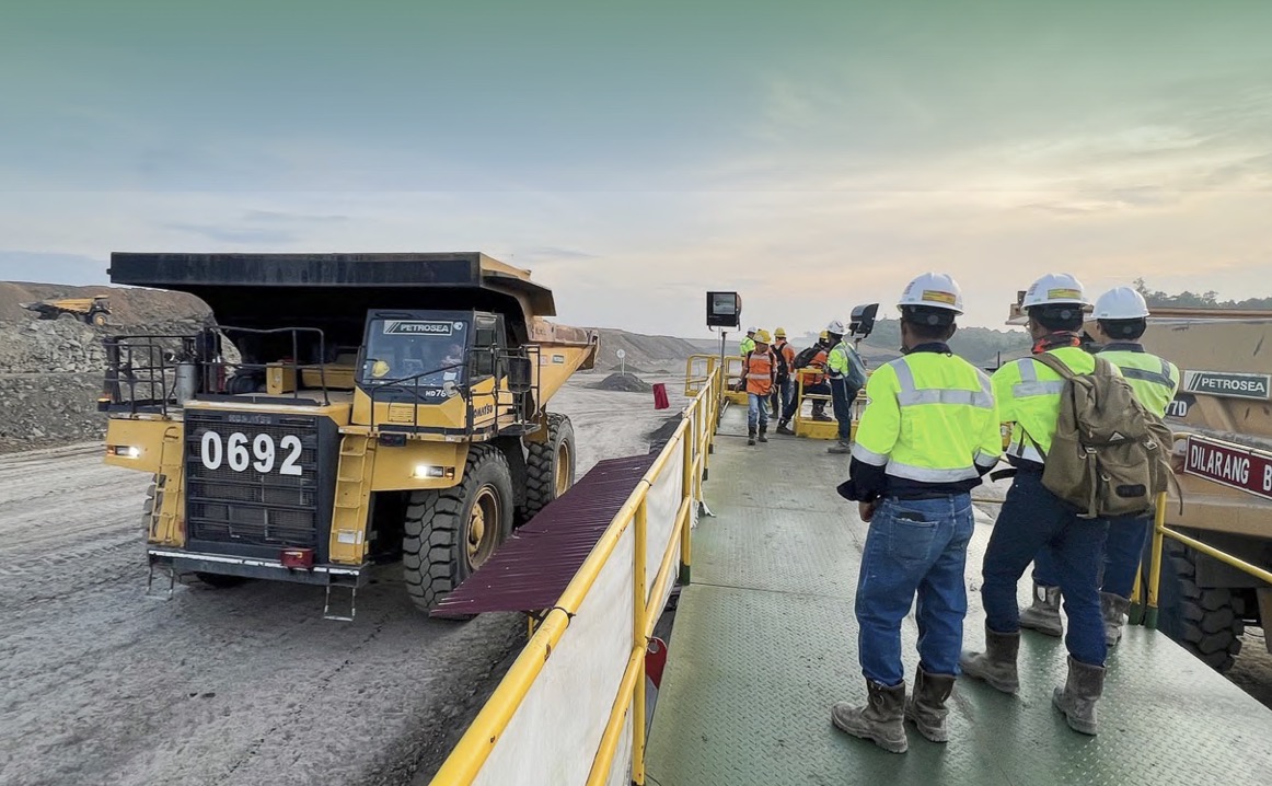 Sejumlah pekerja tengah bersiap di area pertambangan Petrosea. FOTO - ISTIMEWA BBNI Injeksi Emiten Prajogo (PTRO) Rp2,19 T, Intip Alokasinya